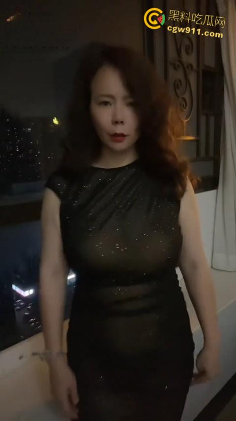 抖音极品大奶熟女网红【是媚姐吖】，坦克熟女女上骑乘，感觉坐的小伙有点难驾驭得住，吊钟巨乳操起来肯定爽 ！-4