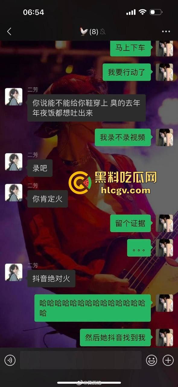 高铁女脱鞋踩桌板，鞋被高铁判官一脚踢飞！光脚追人还要小姐姐赔鞋钱，这脸是真不要了！-7