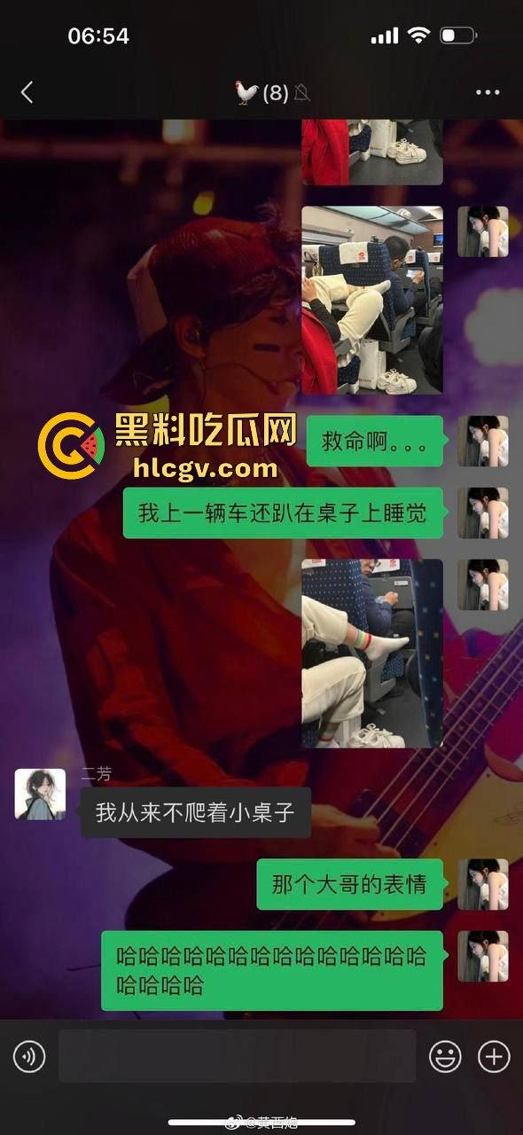 高铁女脱鞋踩桌板，鞋被高铁判官一脚踢飞！光脚追人还要小姐姐赔鞋钱，这脸是真不要了！-12