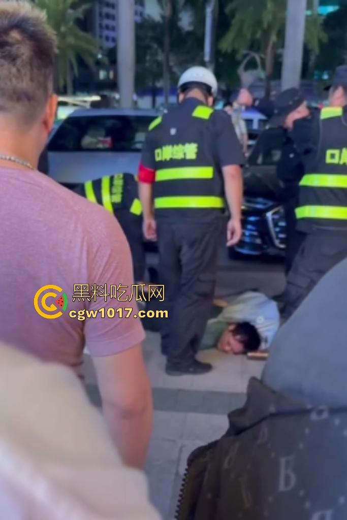 11月17日晚广东珠海拱北火车站突发持刀伤人事件，男子随机追砍路人多人受伤，保安联合警方制服嫌疑人！-8