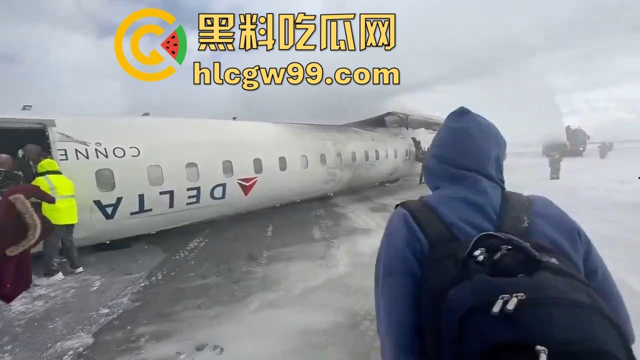 美国飞机又又又出事了！明尼苏达州飞往多伦多皮尔逊的飞机机腹朝天降落，堪比电影特效，幸好没人死亡。-2