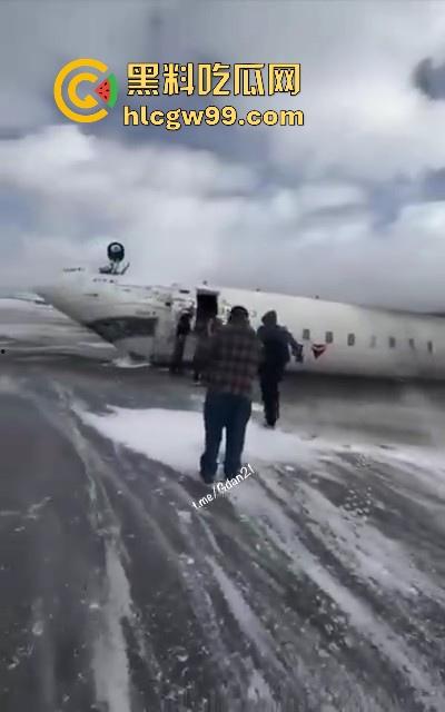 美国飞机又又又出事了！明尼苏达州飞往多伦多皮尔逊的飞机机腹朝天降落，堪比电影特效，幸好没人死亡。-4