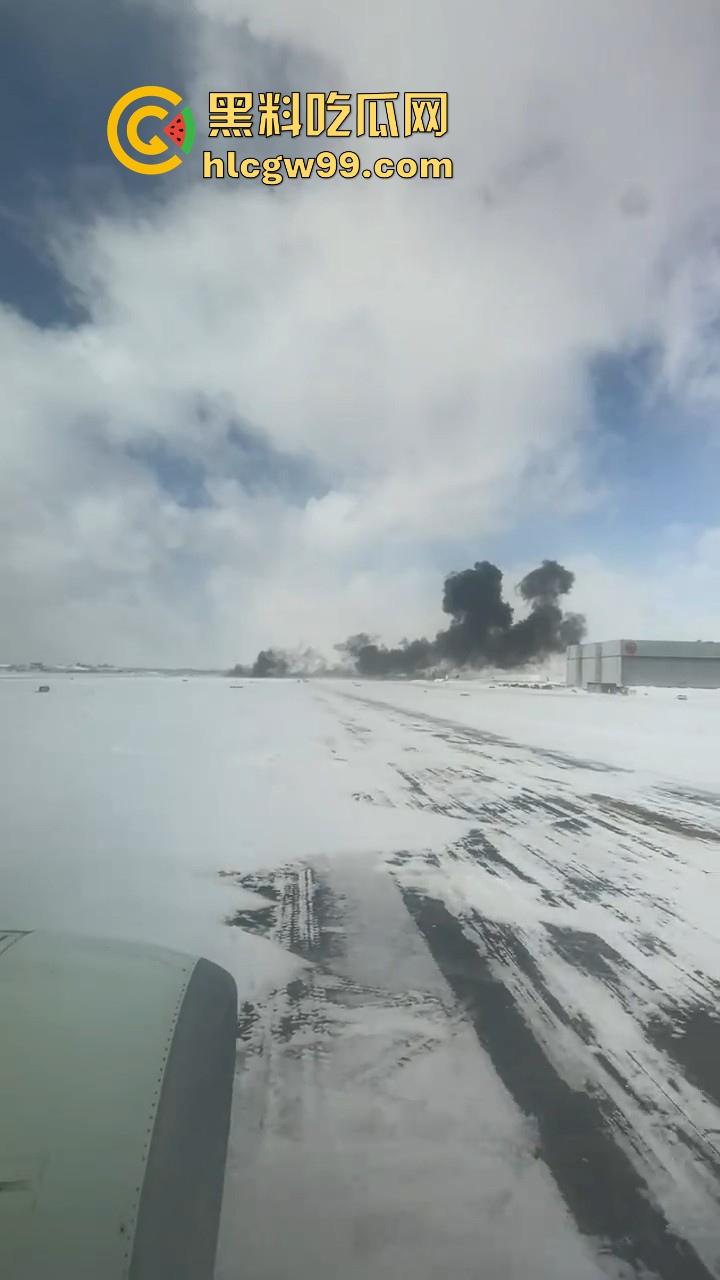 美国飞机又又又出事了！明尼苏达州飞往多伦多皮尔逊的飞机机腹朝天降落，堪比电影特效，幸好没人死亡。-6