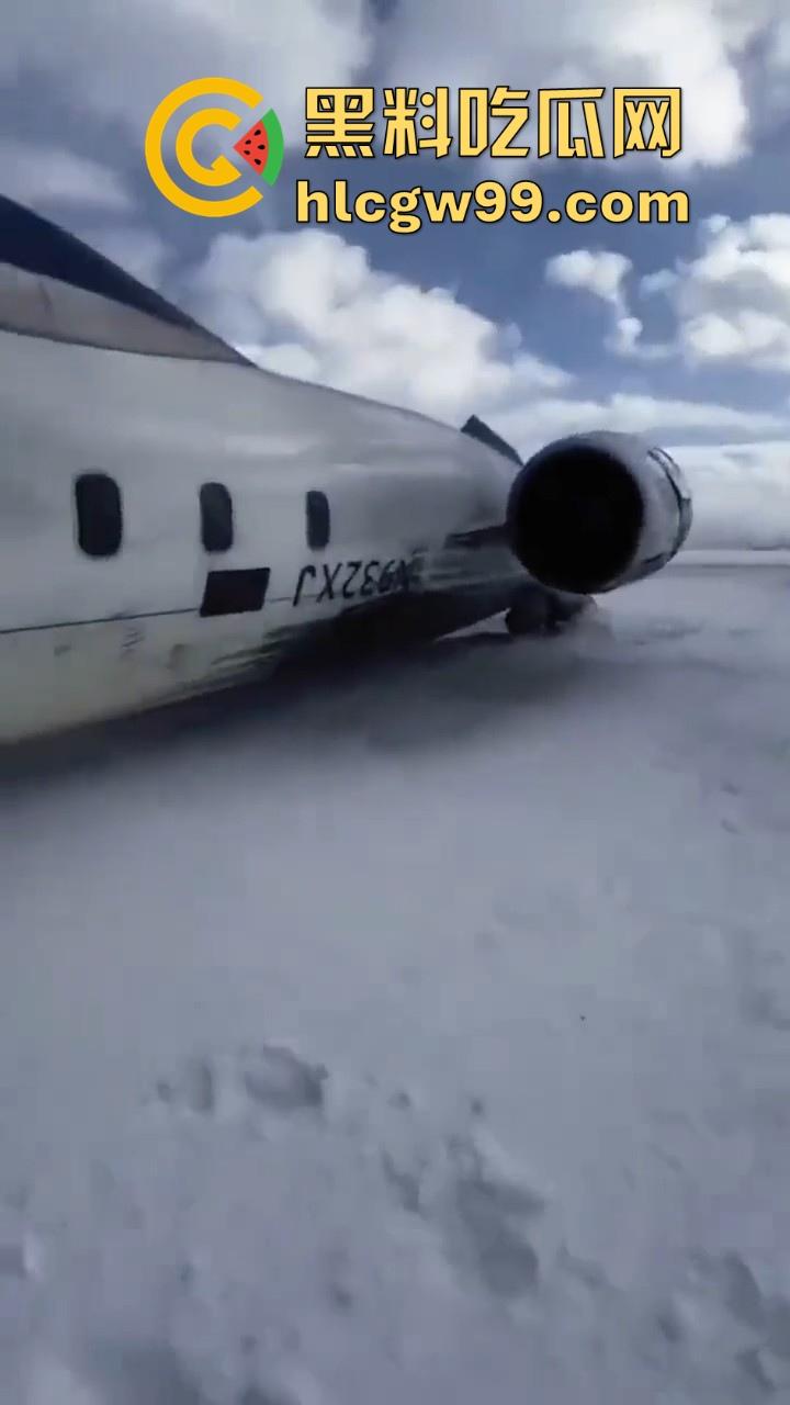 美国飞机又又又出事了！明尼苏达州飞往多伦多皮尔逊的飞机机腹朝天降落，堪比电影特效，幸好没人死亡。-11