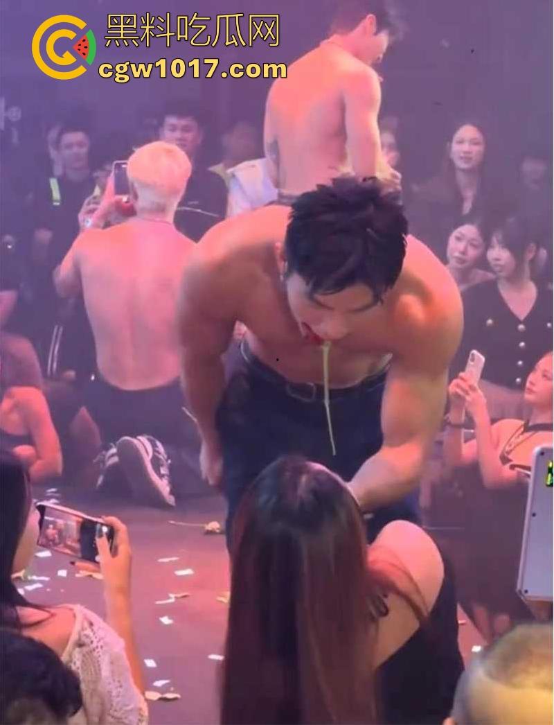 经济下行的今天KTV会所男模都变得正规化，每个言行举止都有规定，颜值只是入场券，想赚的更多那就得更努力！-5