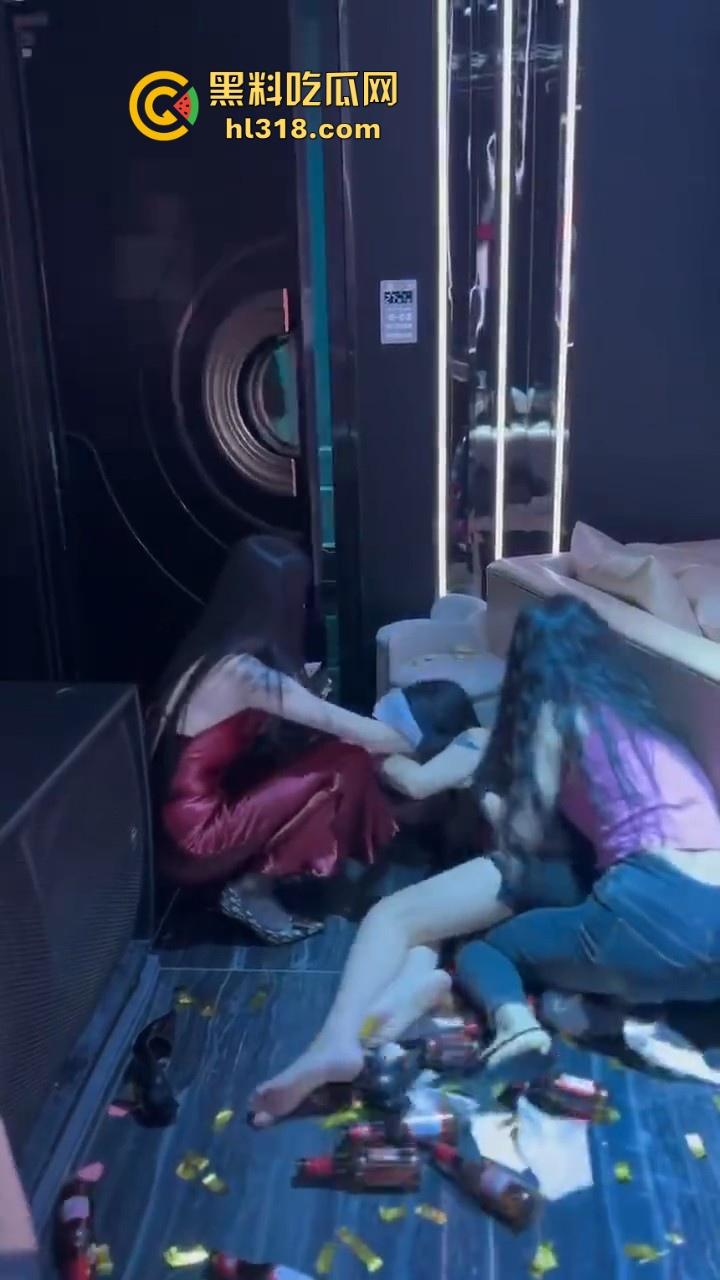 回收兄弟不要的极品骚女，为情所伤报复上床，看着没啥没想到这货床上这么骚！-5