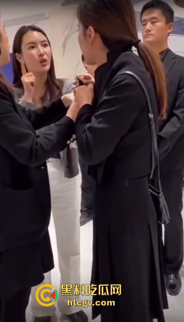 合肥银泰lv柜姐给男客户发裸照钓鱼  被抓现场还不忘叫“爸爸”-11