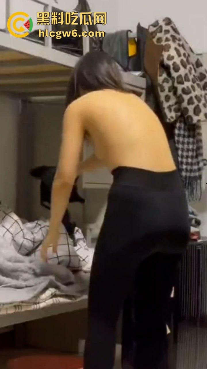 妹子还不起高利贷 被逼直播偷拍室友换衣服抵债！心里很矛盾 表示一天也不想坚持了！-7