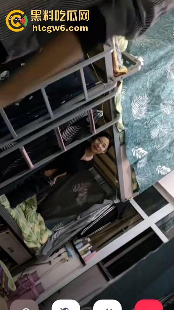 妹子还不起高利贷 被逼直播偷拍室友换衣服抵债！心里很矛盾 表示一天也不想坚持了！-11