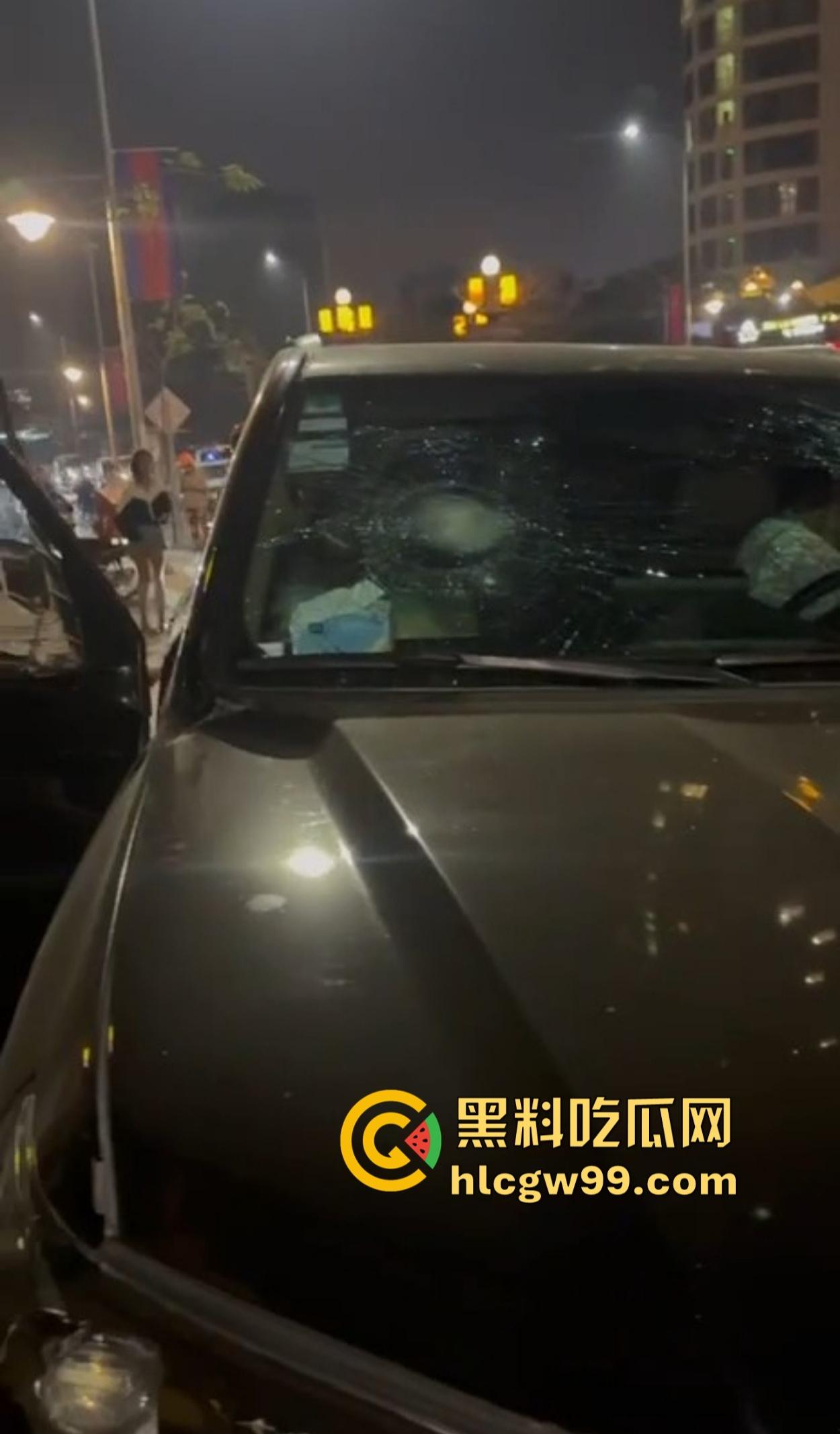 西港飙车肇事变车手逃亡，中国男子被外卖军团围堵暴揍 ，一边挨打一边喊骚瑞！-2