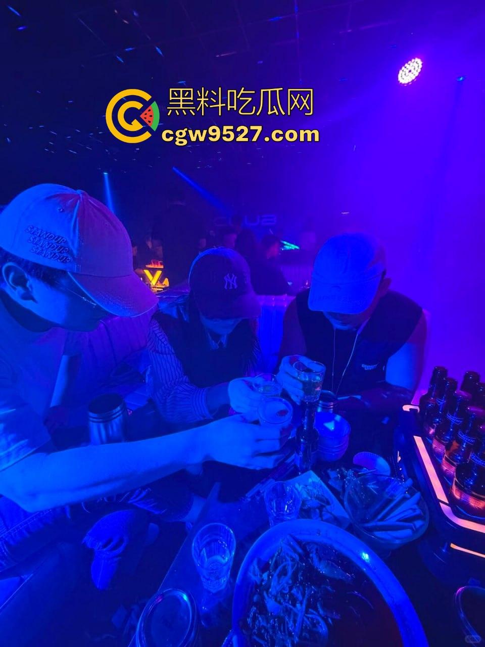 酒吧偶遇醉酒女神，失恋喝闷酒寂寞空虚，一顿安慰最终带回酒店骑乘猛操，果然失恋的女人最容易得手！-1