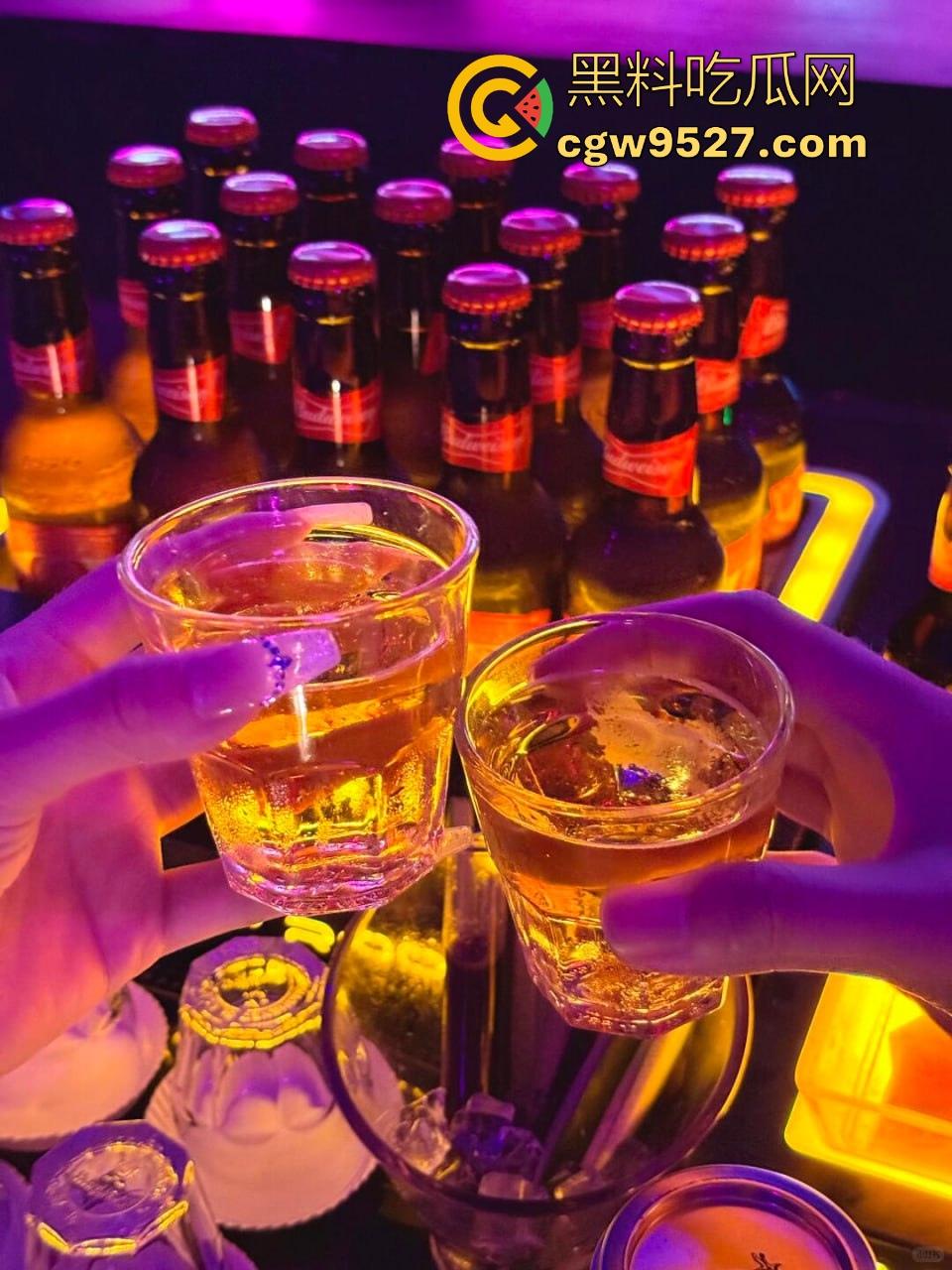 酒吧偶遇醉酒女神，失恋喝闷酒寂寞空虚，一顿安慰最终带回酒店骑乘猛操，果然失恋的女人最容易得手！-3