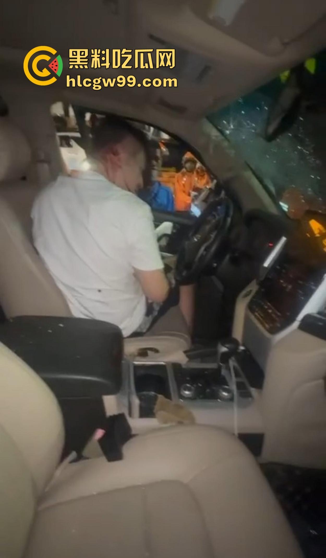 西港飙车肇事变车手逃亡，中国男子被外卖军团围堵暴揍 ，一边挨打一边喊骚瑞！-6