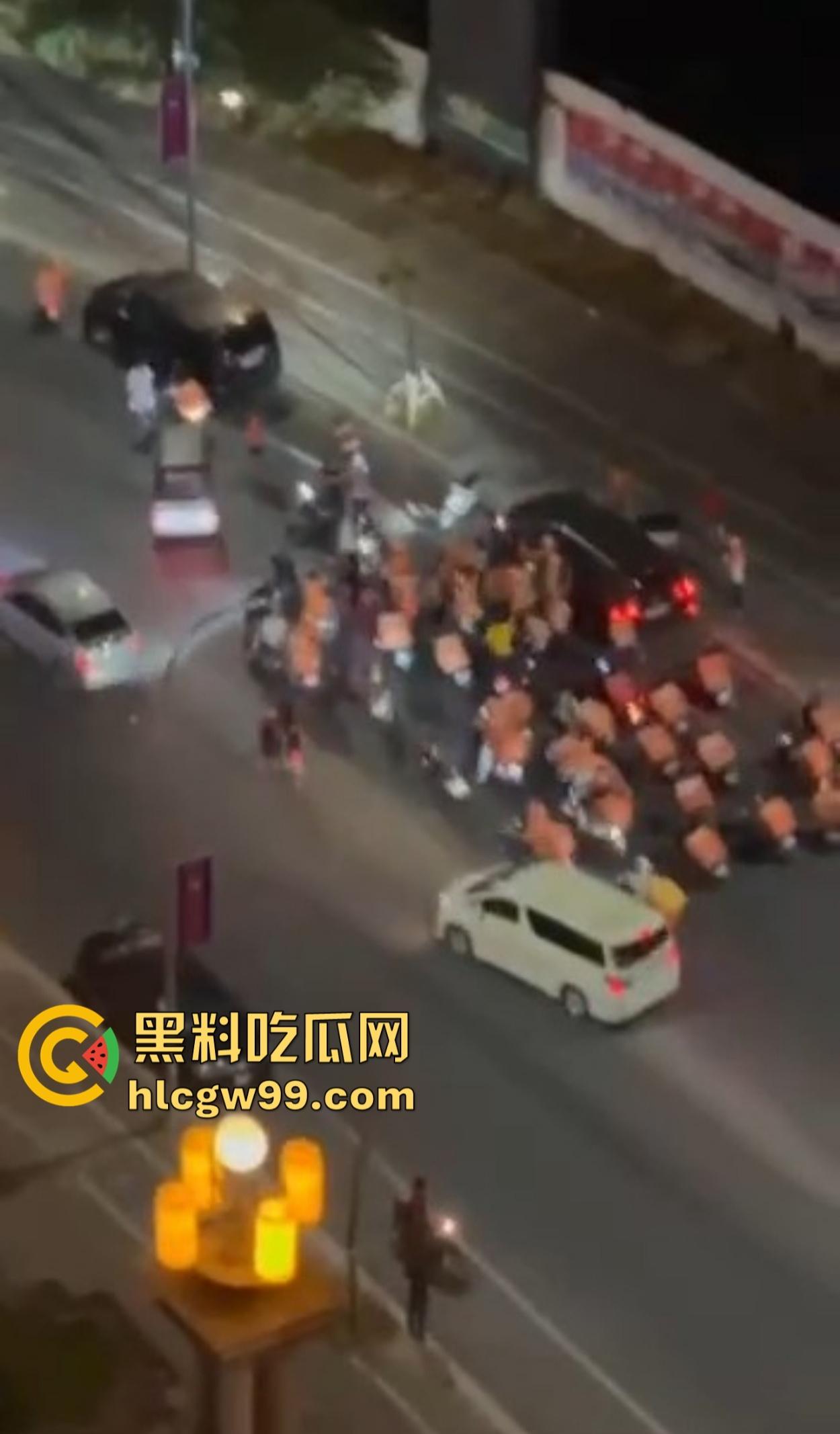 西港飙车肇事变车手逃亡，中国男子被外卖军团围堵暴揍 ，一边挨打一边喊骚瑞！-9
