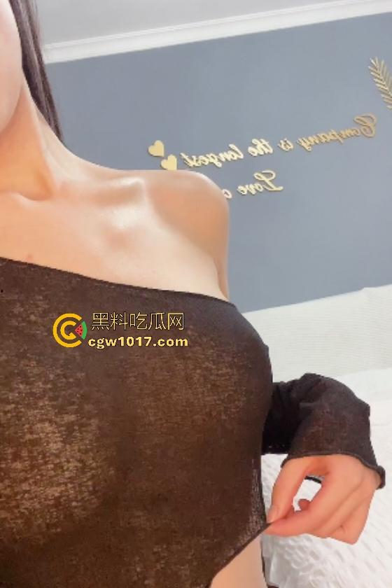 只因门卫小伙裤裆挺起，美容院少妇就看上了，第一视角骑乘后入蜜臀，没见过世面的小伙手机只好录像给兄弟伙看！-1