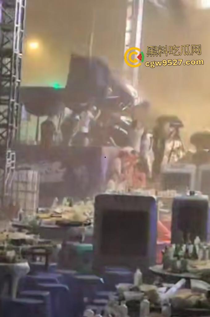 四川绵竹【庄心妍】演唱会舞台坍塌惨剧！铁架子如死神降临砸死2人，场内人就像蚂蚁一样逃窜！-8