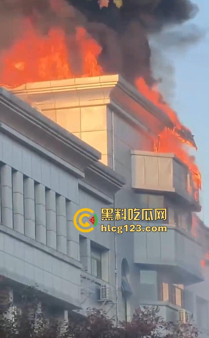 山东齐河财政局办公楼起火，黑烟滚滚直冲天！平账大圣这把火，坏账烂账都烧个干净！-2