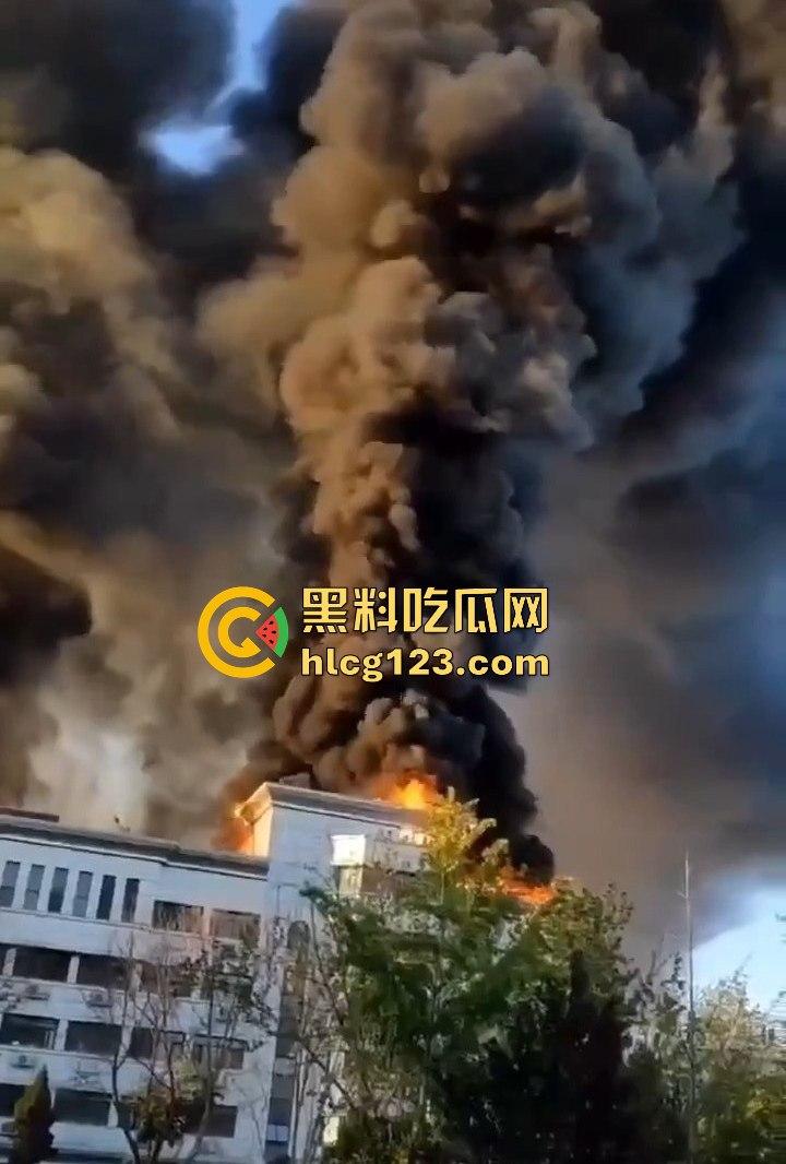 山东齐河财政局办公楼起火，黑烟滚滚直冲天！平账大圣这把火，坏账烂账都烧个干净！-17