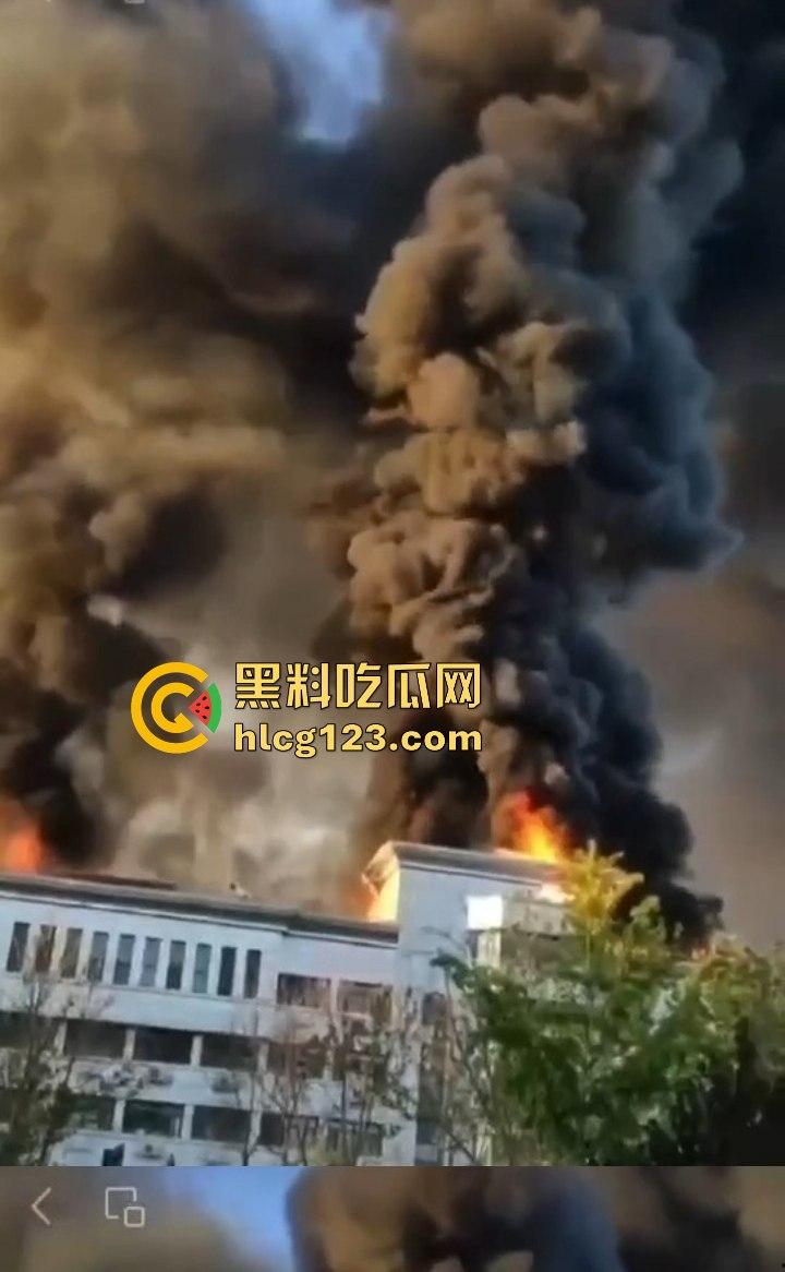 山东齐河财政局办公楼起火，黑烟滚滚直冲天！平账大圣这把火，坏账烂账都烧个干净！-18