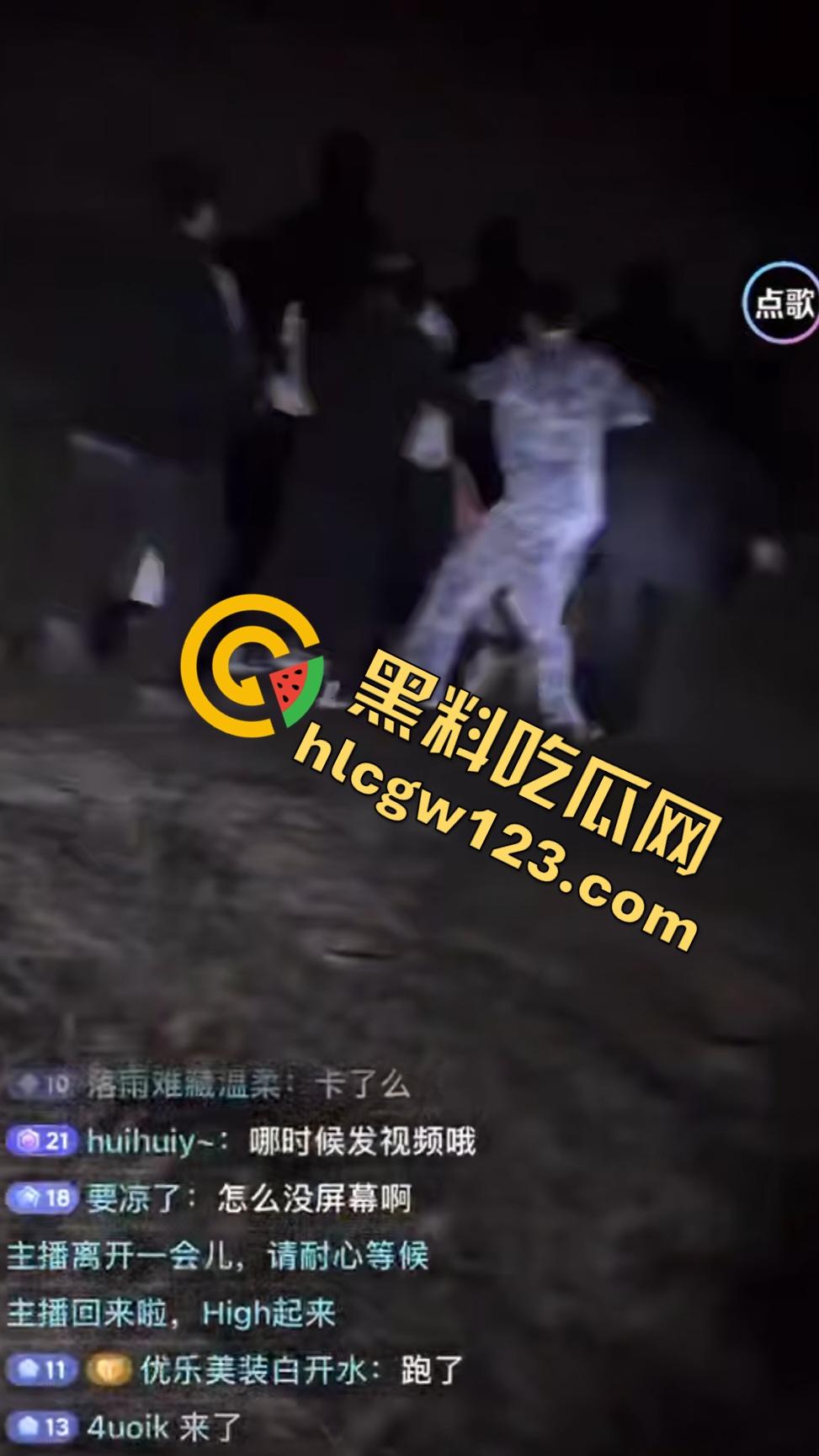 抖音【mola_吉妹】原配直播抓小三！大喊老公有18cm，便宜你这贱货了？小三被骂骚逼松了吧？-3