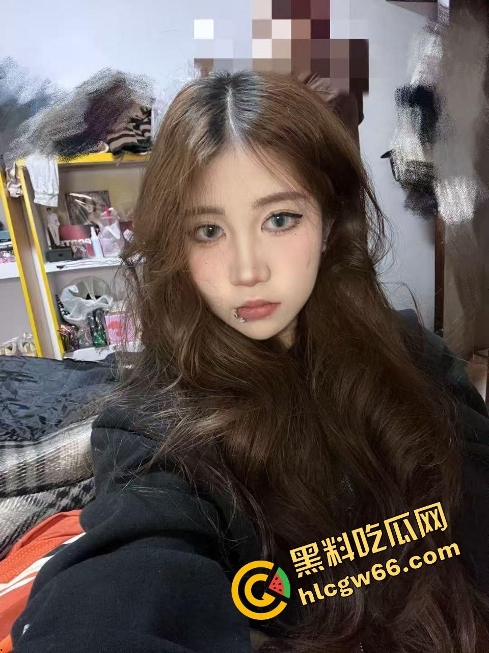 常州万达服装店老板娘『刘莉莉』被男友深喉颜射骑乘蠕动全程高能，JB插到失神还要遮脸装纯！-5