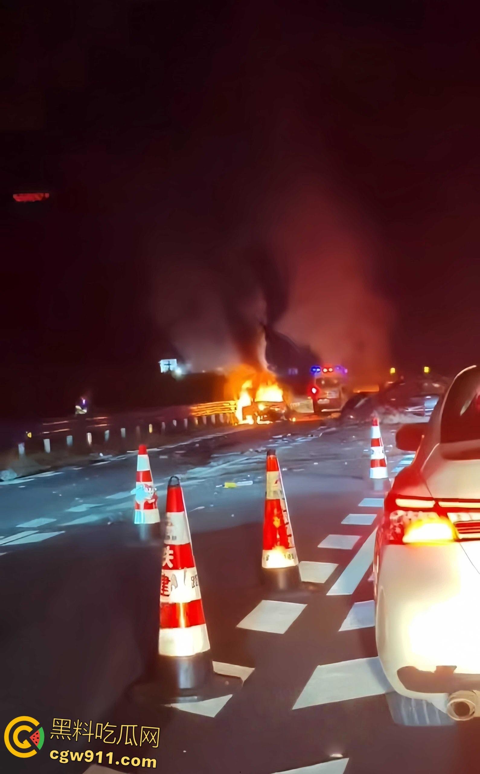 广西玉林深南高速5车追尾,连撞起火2死3伤,现场火光四射浓烟滚滚,节假日事故多发注意车距慢速 !-3