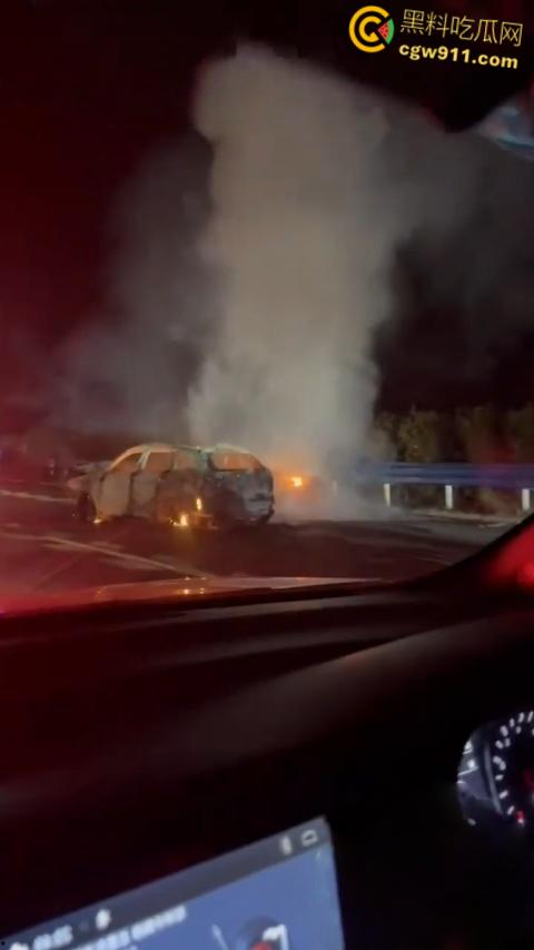 广西玉林深南高速5车追尾,连撞起火2死3伤,现场火光四射浓烟滚滚,节假日事故多发注意车距慢速 !-6