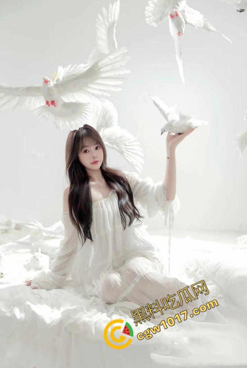 汕头网红【余微娜】沦为富二代母狗：露脸舔棒狂野放浪，多姿势爆操声响彻房间，视频泄密惹人眼球！-3