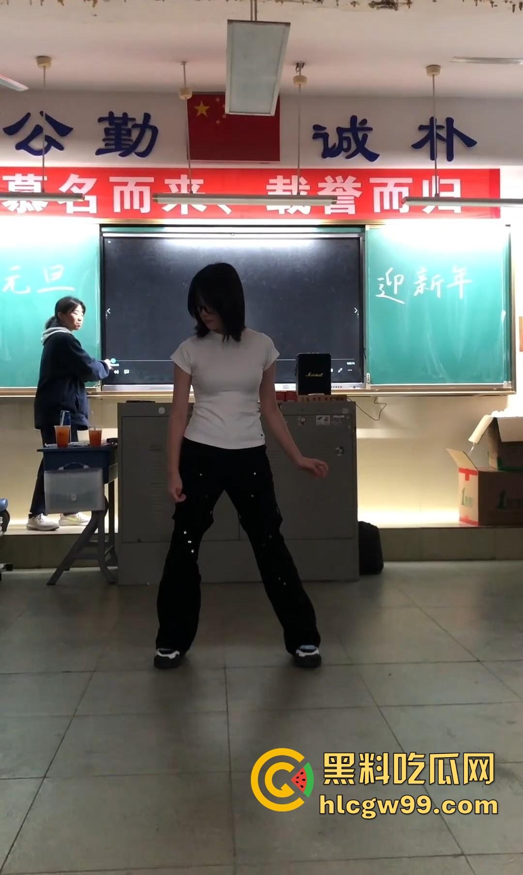 又被套路了，抖音咸鱼热卖得学霸班会热舞崩奶罩？假的！片哥片姐割韭菜，冲动老色批来我这我给你白嫖看！-8