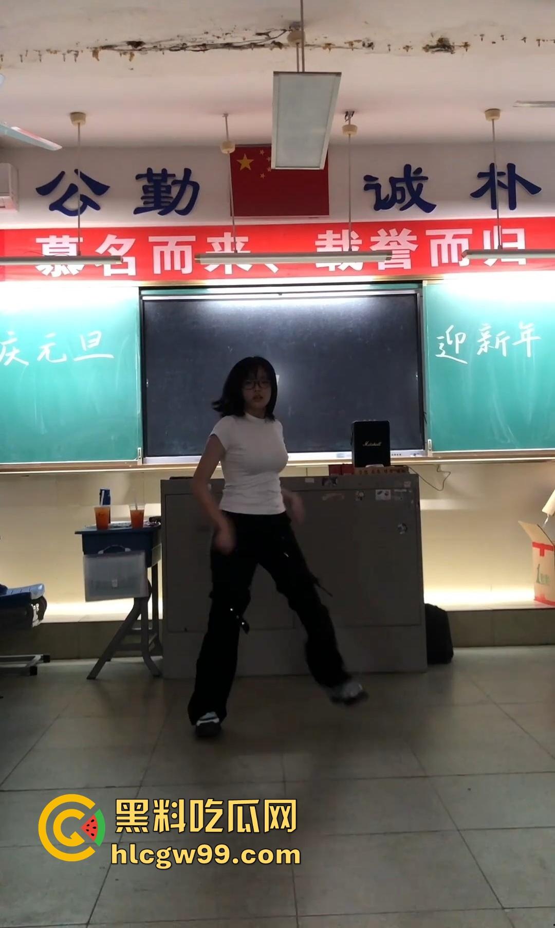 又被套路了，抖音咸鱼热卖得学霸班会热舞崩奶罩？假的！片哥片姐割韭菜，冲动老色批来我这我给你白嫖看！-11