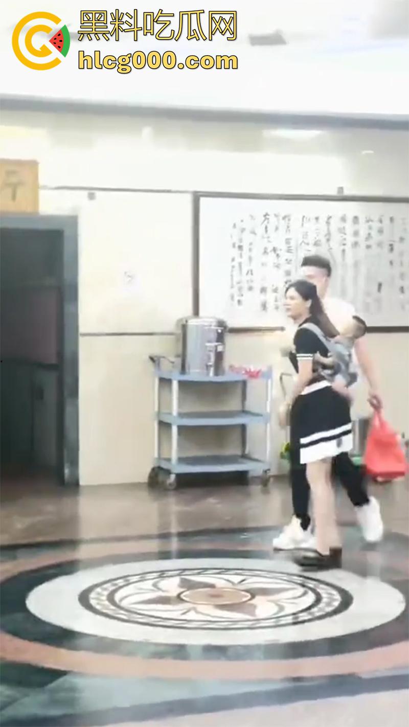 广东湛江西湖大道，已婚渣男按耐不住出轨偷情，妻子刚生孩子没多久，抱着小孩捉奸，太悲惨了！-8