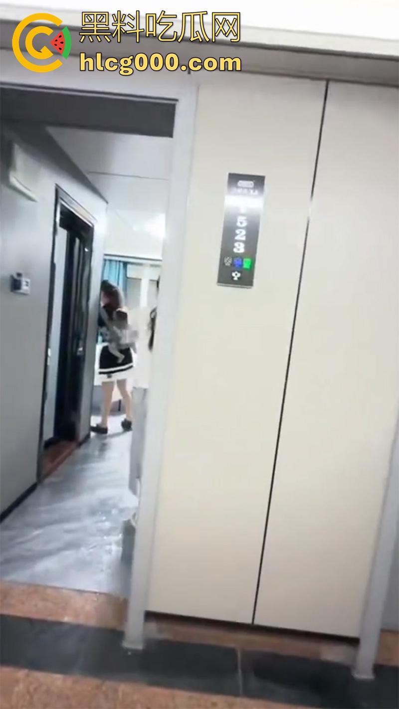 广东湛江西湖大道，已婚渣男按耐不住出轨偷情，妻子刚生孩子没多久，抱着小孩捉奸，太悲惨了！-9