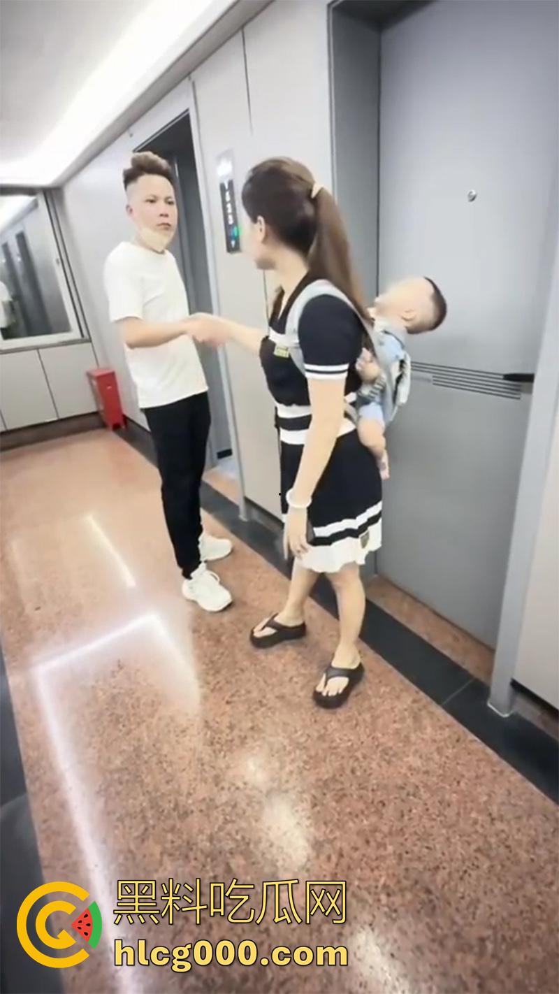 广东湛江西湖大道，已婚渣男按耐不住出轨偷情，妻子刚生孩子没多久，抱着小孩捉奸，太悲惨了！-10