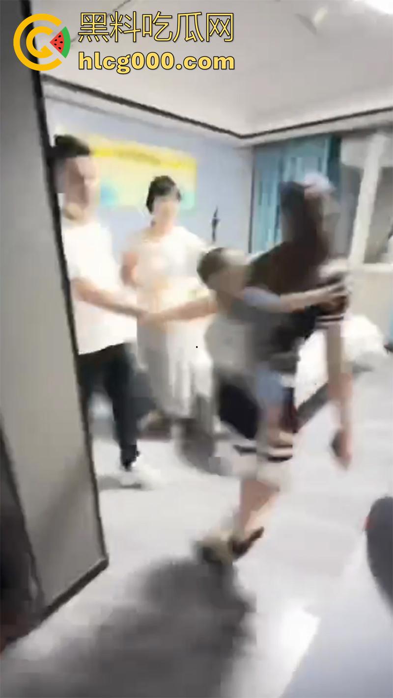 广东湛江西湖大道，已婚渣男按耐不住出轨偷情，妻子刚生孩子没多久，抱着小孩捉奸，太悲惨了！-11