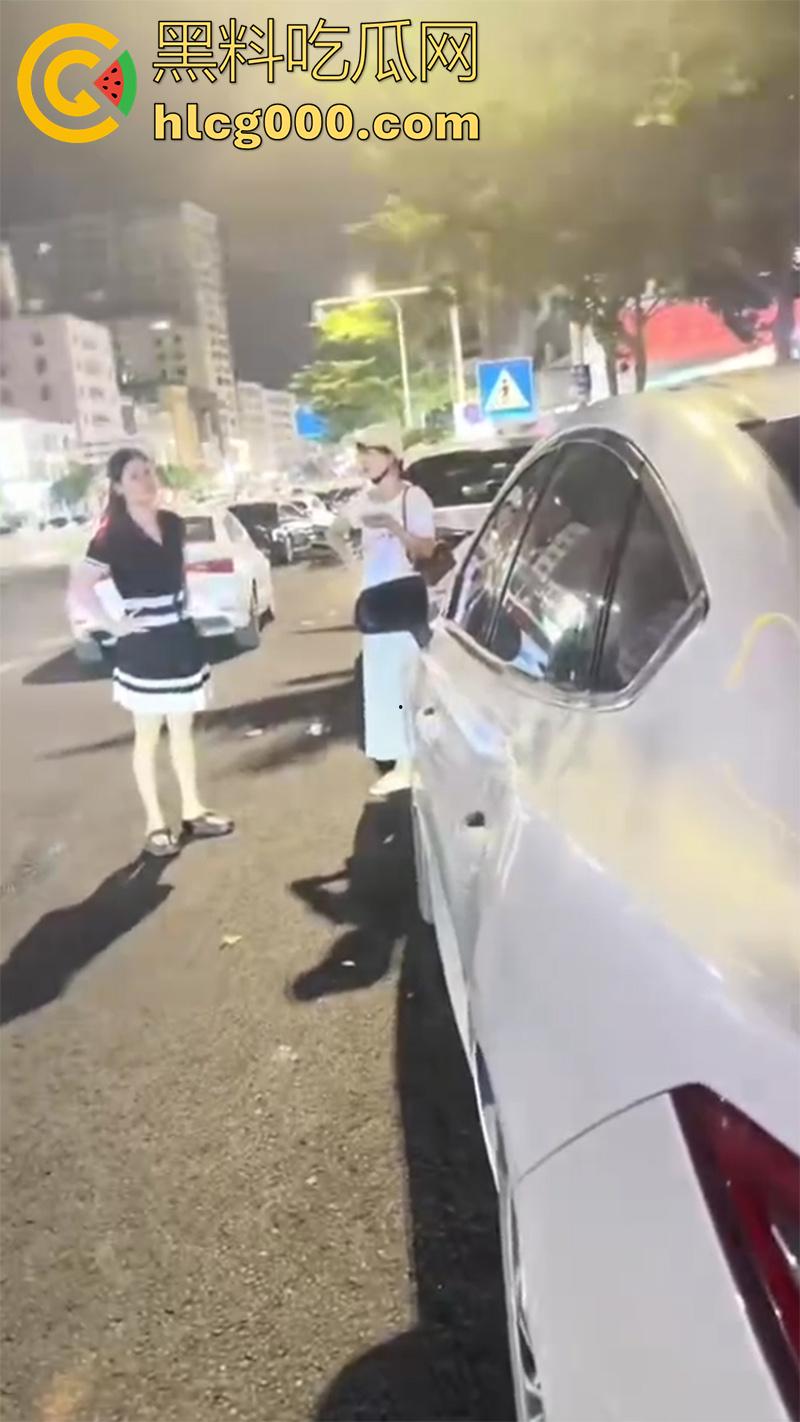 广东湛江西湖大道，已婚渣男按耐不住出轨偷情，妻子刚生孩子没多久，抱着小孩捉奸，太悲惨了！-12