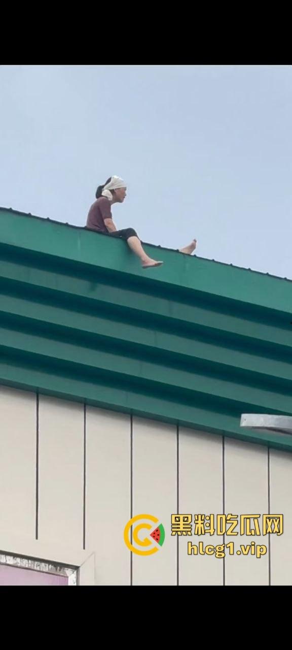 美女有什么烦恼呢！安徽亳州谯城区人民路盖盛祥 一美女想不开跳楼!-1