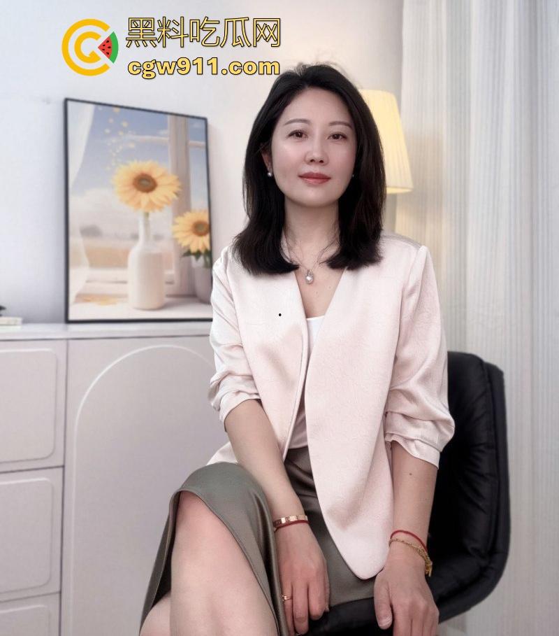 深夜聚会喝多，在阳痿哥哥旁边后入暴操嫂子，无套后入打桩，紧张刺激全程无尿点！-2