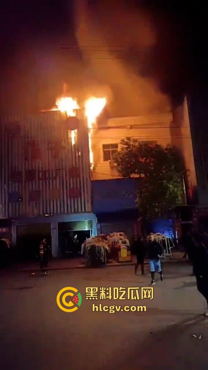 湖北荆门服装城突生大火 整座楼烧成空架损失惨重 现场真实大火视频曝光-5