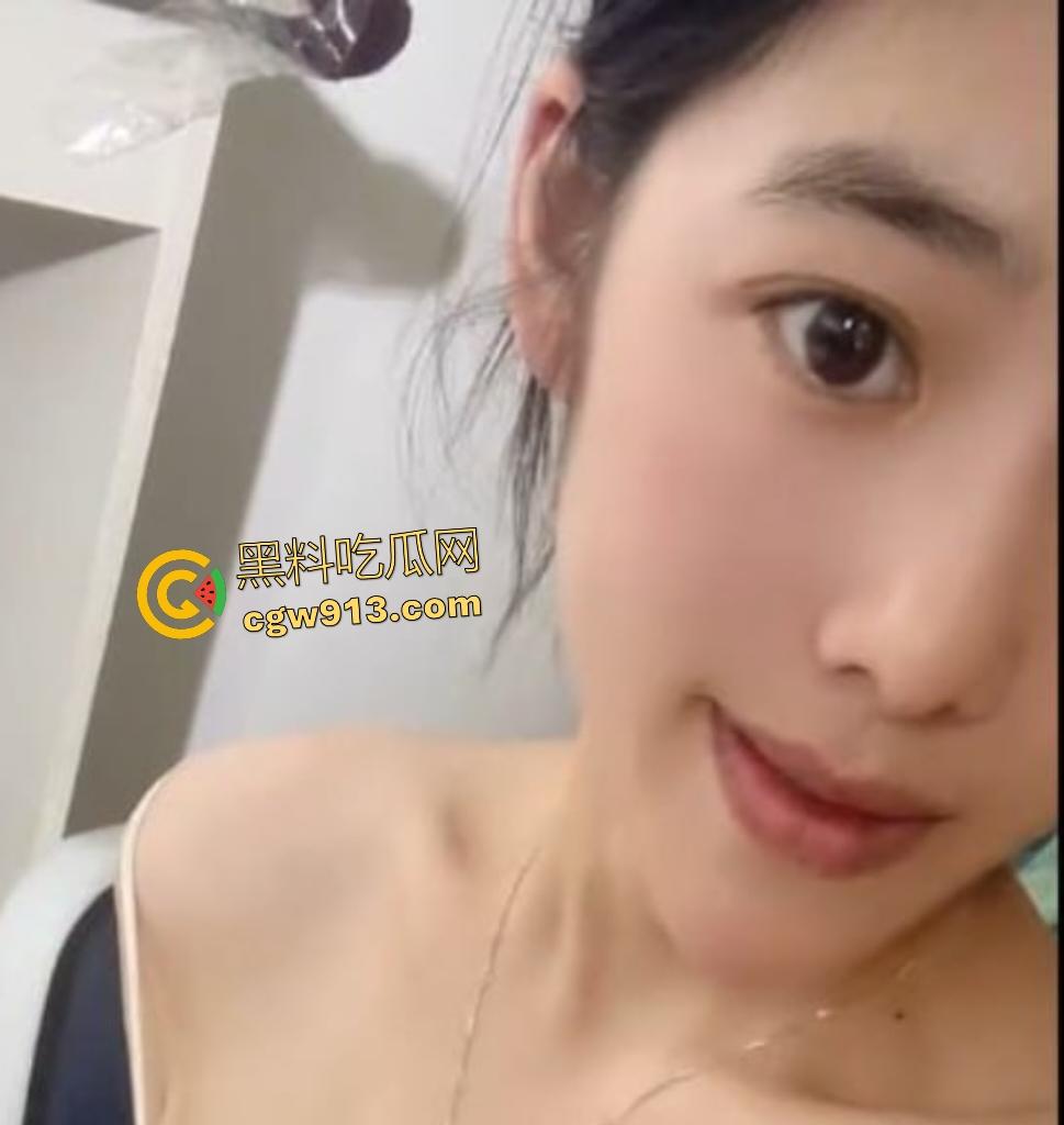 B站【小姨2号】惊艳直播，穿透明情趣内衣咬唇揉奶，骚浪身材秀到屏幕炸裂，估计下播就找金主去了！-3