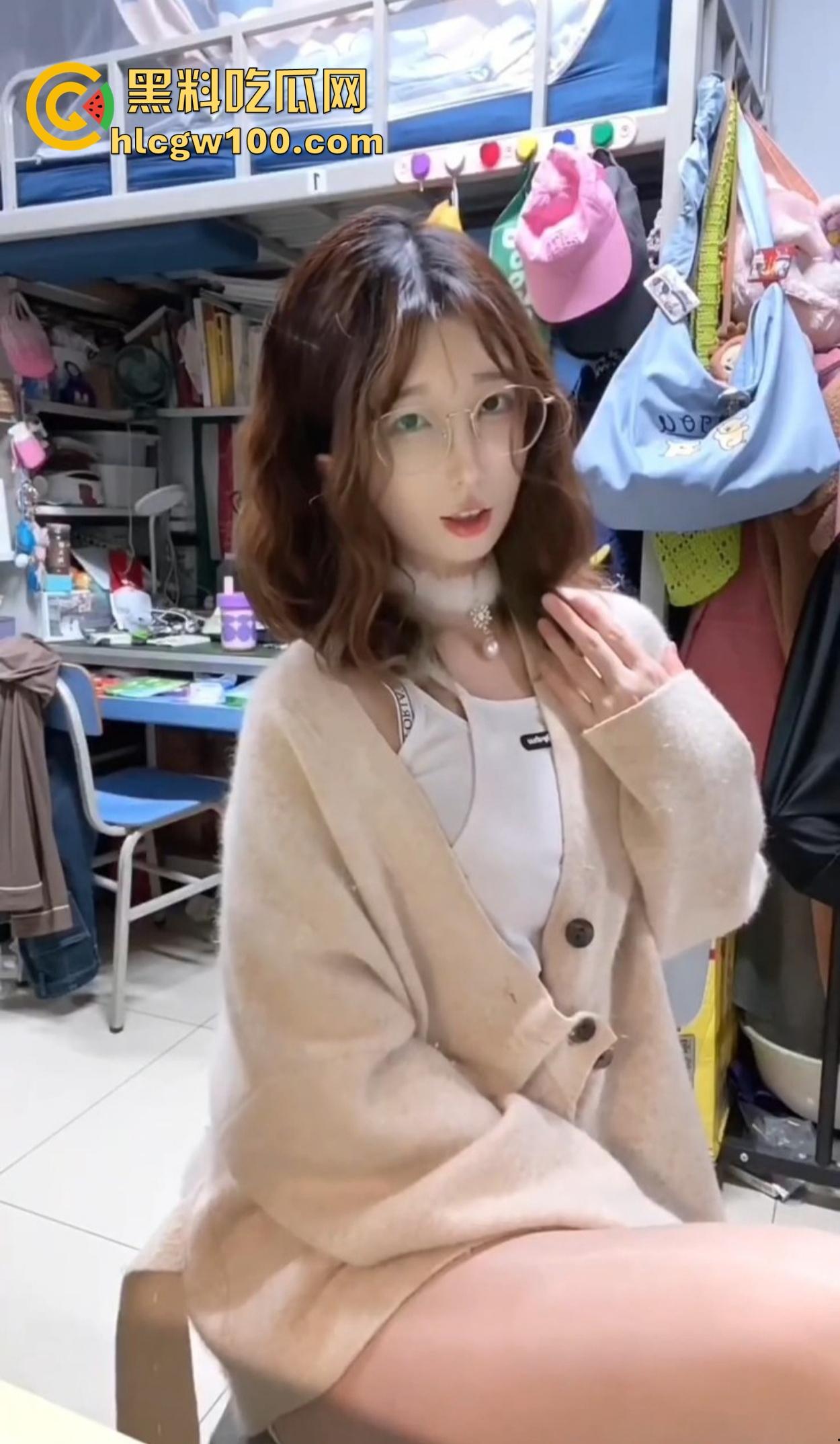 福建大学骚逼【黄美琳】宿舍玩盯射，好好的书不读天天卖榨精素材，有人说她能盯到爽，我是真不懂这爽点在哪？-3