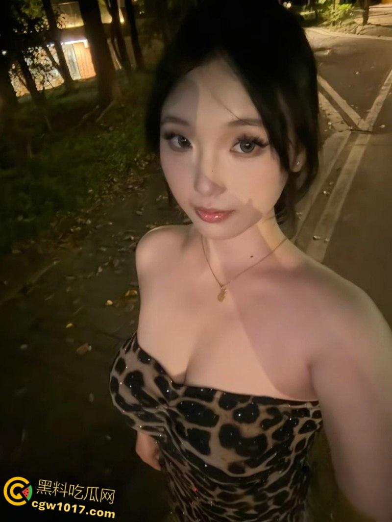 广西桂林精神小妹【冯诗瑶】，黑丝连体情趣制服女上骑乘，口交吞屌多体位激情爆操，娇喘淫荡白浆流淌！-1