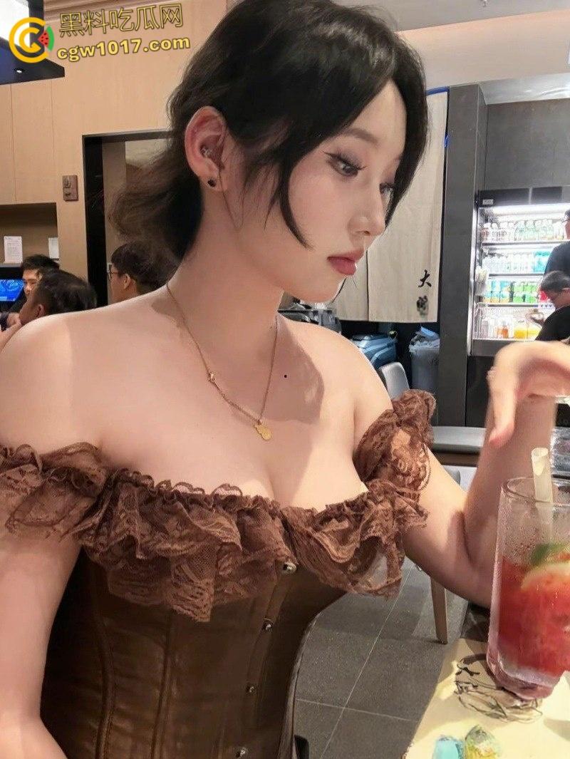 广西桂林精神小妹【冯诗瑶】，黑丝连体情趣制服女上骑乘，口交吞屌多体位激情爆操，娇喘淫荡白浆流淌！-3