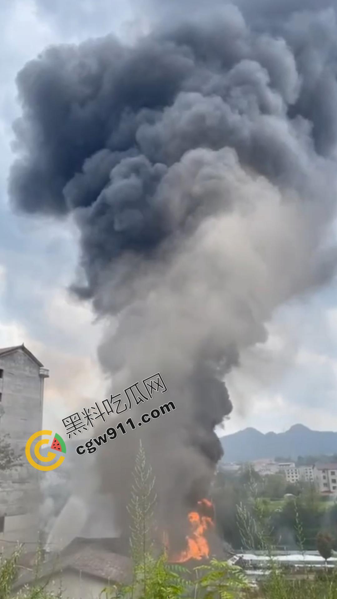 油罐车烈焰悲剧：万宝镇国道油罐车侧翻引发巨火，吞噬两生命，现场浓烟滚滚，宛如人间炼狱-5