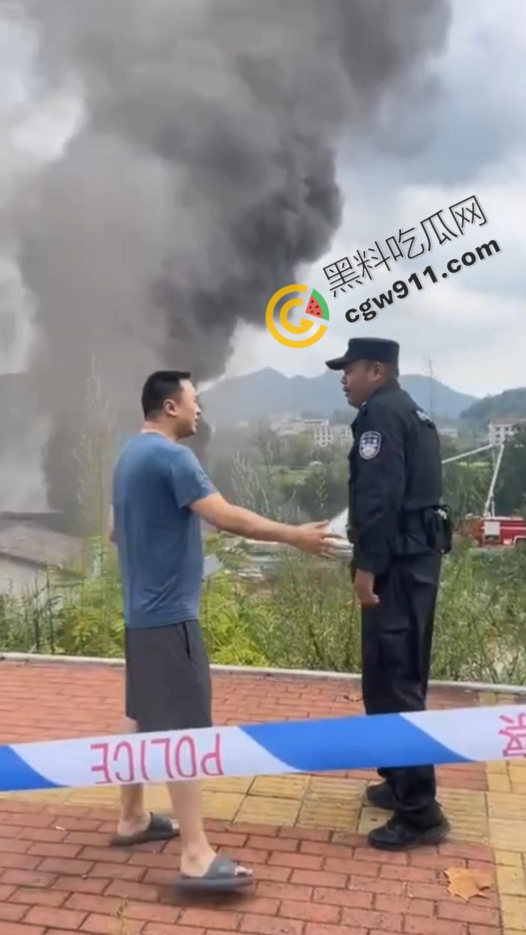 油罐车烈焰悲剧：万宝镇国道油罐车侧翻引发巨火，吞噬两生命，现场浓烟滚滚，宛如人间炼狱-6