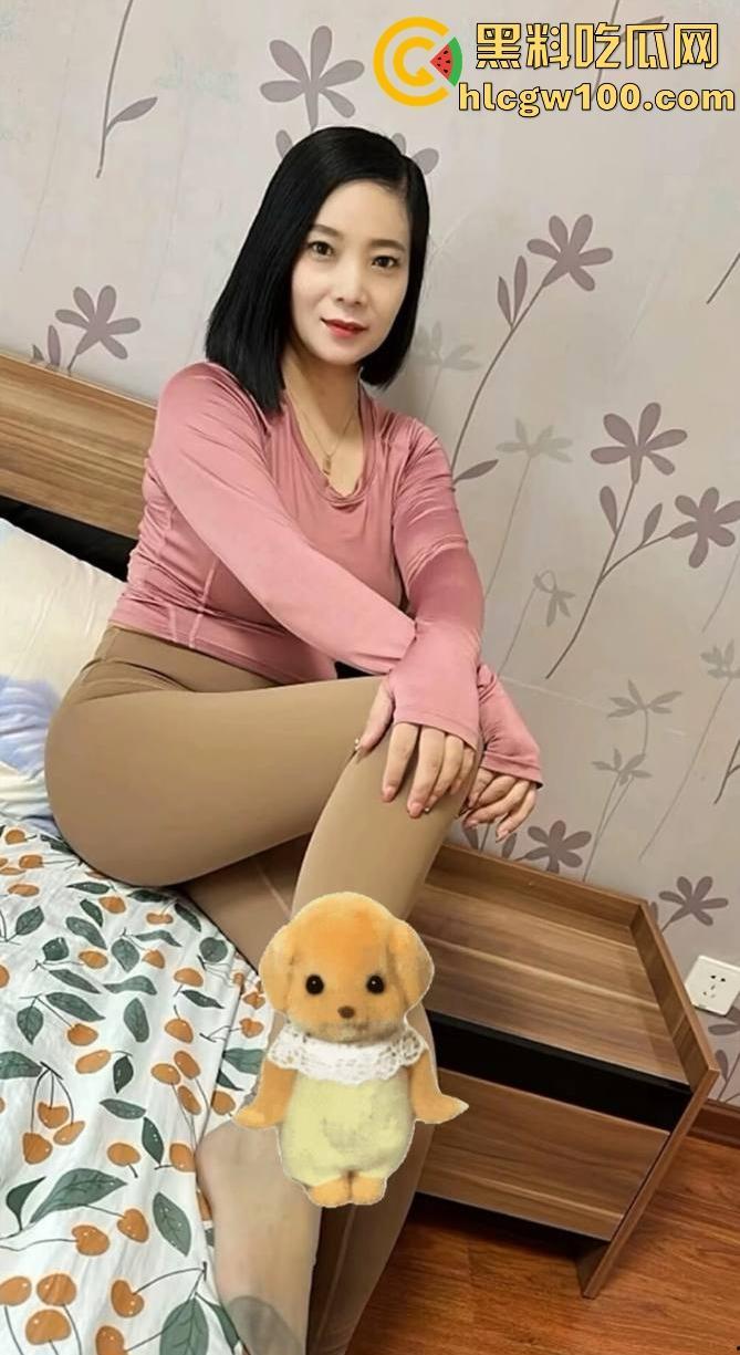 快手极品熟女【芬.姐】下海视频曝光，芬姐本芬，熟女+开档丝袜这个组合真的无敌了！！-5