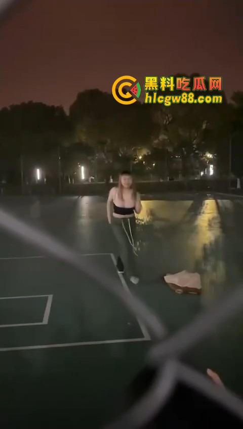 广州暨南大学篮球场场惊现大奶学妹热舞，吊带扛不住巨乳狂甩，一甩一甩直接当场甩出来！-6