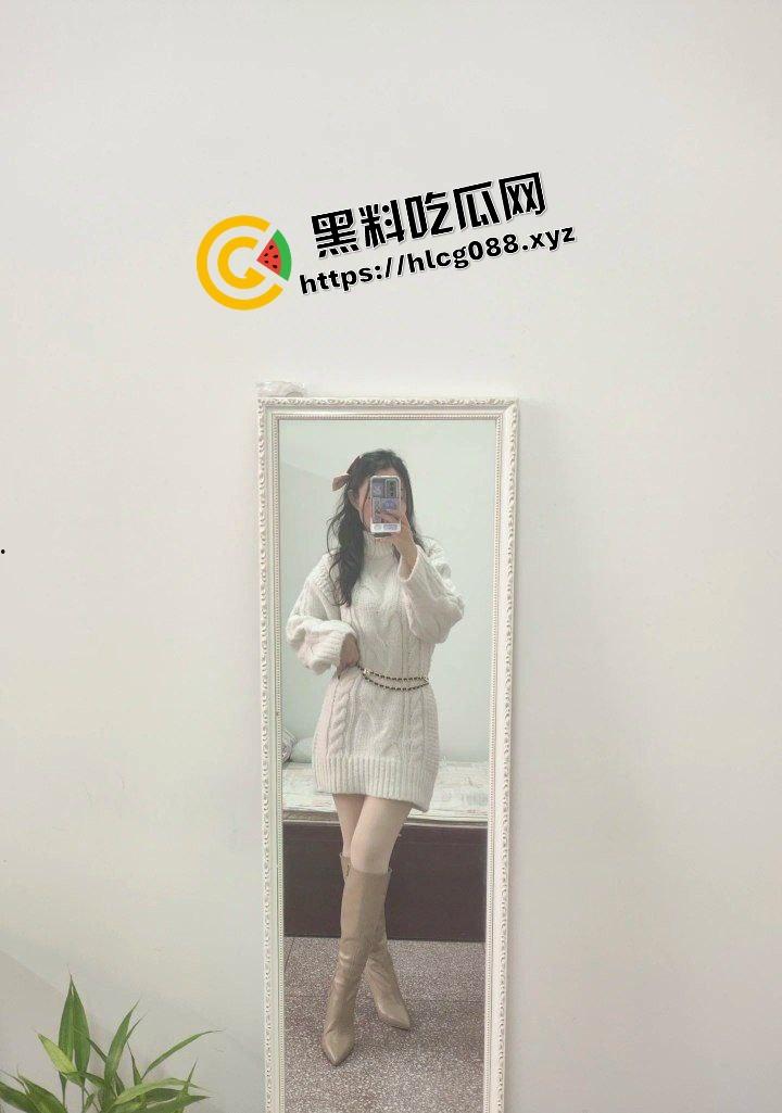 岳阳95后反差母狗小少妇【白雅雯】寻求刺激在车内激情车震，淫荡舔脚用单身20年手速抠逼！-4