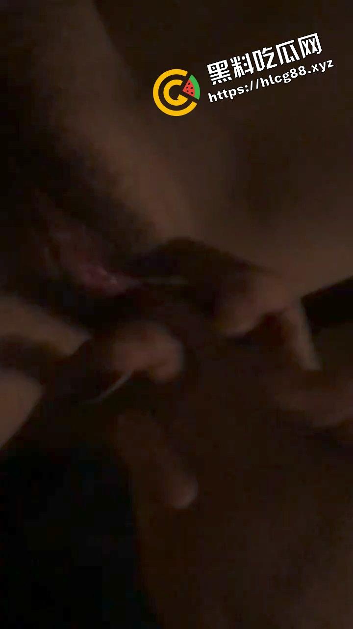 岳阳95后反差母狗小少妇【白雅雯】寻求刺激在车内激情车震，淫荡舔脚用单身20年手速抠逼！-8