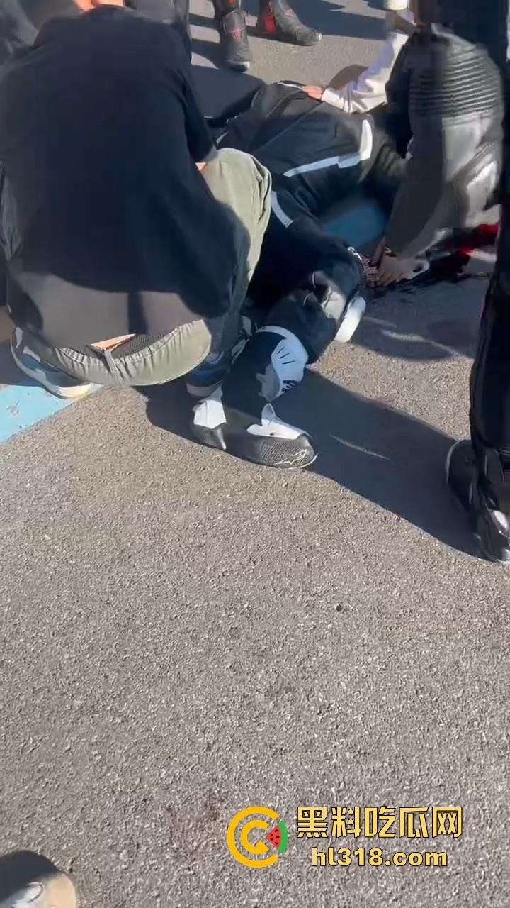 又一位机车少年变少女，男子驾驶机车失控蛋刹落地，皮裤秒变开裆裤，好心车友按蛋抢救！-1