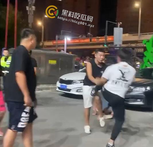 精神小伙战斗合集来了 国产小年轻群殴堪比古惑仔 现在的年轻人动起手真是不知道轻重-6